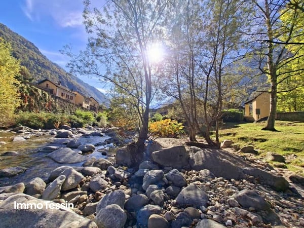 SELTENHEIT: Haus auf der Insel in Giornico, dem als schönstes Dorf in der Schweiz ausgezeichneten Dorf 2