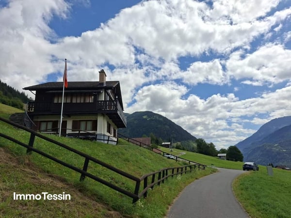 ZWEITWOHNSITZ: Wunderbares Chalet mit edlem Holzwerk und Einliegerwohnung an gut besonnter Alleinlage 3