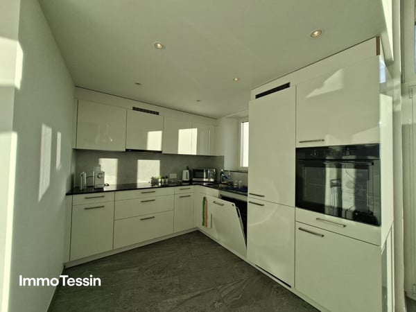 RENDITE: Elegantes, luxuriös saniertes Mehrfamilienhaus mit 3 Wohnungen an sonniger und ruhiger Panoramalage 8