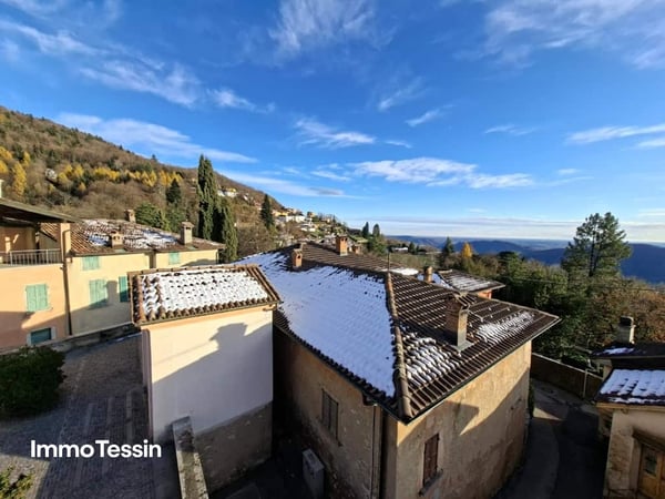 RENDITE: Elegantes, luxuriös saniertes Mehrfamilienhaus mit 3 Wohnungen an sonniger und ruhiger Panoramalage 1