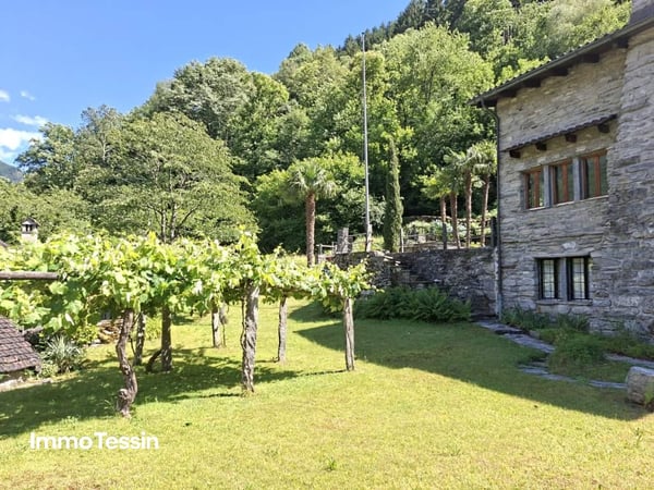 HIGHLIGHT: Charmante & charaktervolle Liegenschaft mit traumhaftem und grossem Garten an dominanter Lage 2