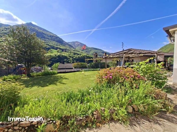 Charmantes Tessiner Haus mit grossem Garten, Grottino & Panoramablick in die Tessiner Bergwelt 2
