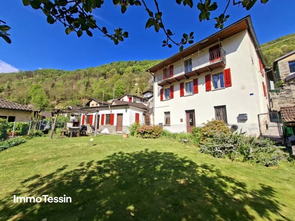 Charmantes Tessiner Haus mit grossem Garten, Grottino & Panoramablick in die Tessiner Bergwelt 1