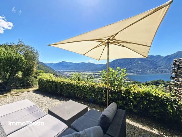 Eine Oase der Ruhe über dem Lago Maggiore, exklusive Villa mit Pool und spektakulärer Seesicht 2