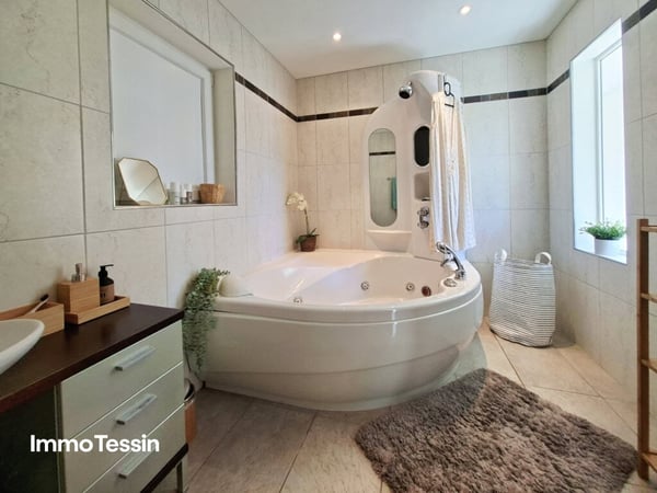 Eine Oase der Ruhe über dem Lago Maggiore, exklusive Villa mit Pool und spektakulärer Seesicht 12