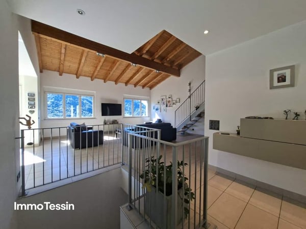 Elegantes Haus mit traumhafter 180 Seesicht auf den Lago di Lugano an wunderschöner Lage mit Garten und mehreren Parkmöglichkeiten 9