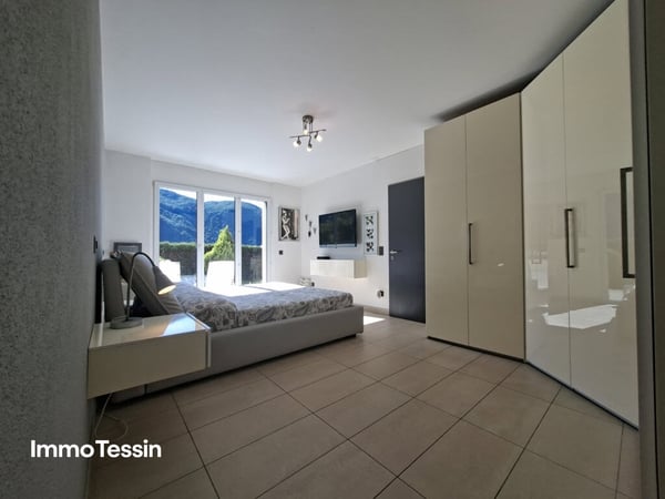 Elegantes Haus mit traumhafter 180 Seesicht auf den Lago di Lugano an wunderschöner Lage mit Garten und mehreren Parkmöglichkeiten 10