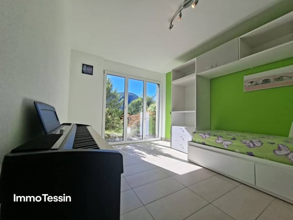 Elegantes Haus mit traumhafter 180 Seesicht auf den Lago di Lugano an wunderschöner Lage mit Garten und mehreren Parkmöglichkeiten 11