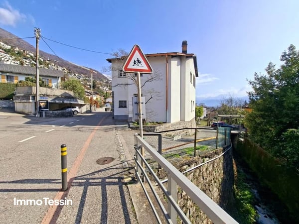 RENDITE: Haus mit 3 Wohnungen an top Lage, mit Seesicht, Innenpool & grossem Garten 4