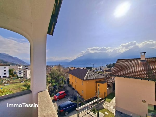 RENDITE: Haus mit 3 Wohnungen an top Lage, mit Seesicht, Innenpool & grossem Garten 1