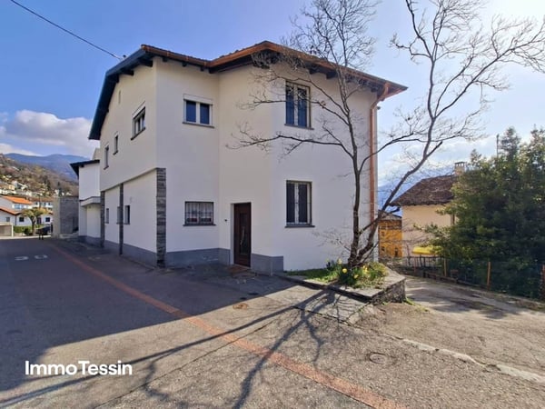 RENDITE: Haus mit 3 Wohnungen an top Lage, mit Seesicht, Innenpool & grossem Garten 3