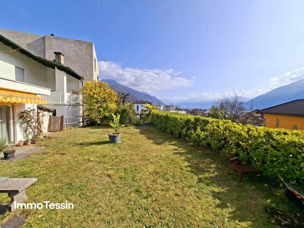 RENDITE: Haus mit 3 Wohnungen an top Lage, mit Seesicht, Innenpool & grossem Garten 2