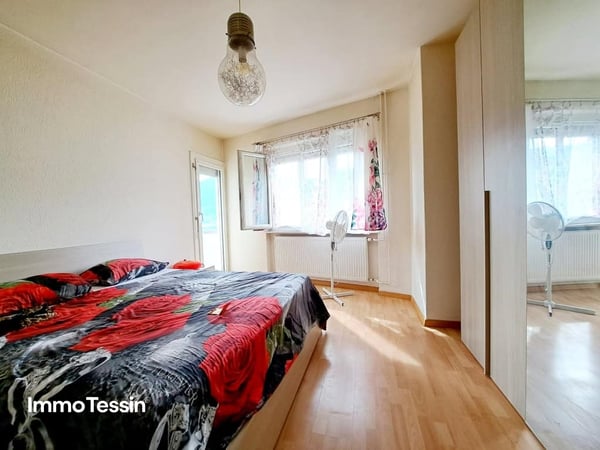 RENDITE: Haus mit 3 Wohnungen an top Lage, mit Seesicht, Innenpool & grossem Garten 11