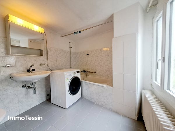RENDITE: Haus mit 3 Wohnungen an top Lage, mit Seesicht, Innenpool & grossem Garten 13