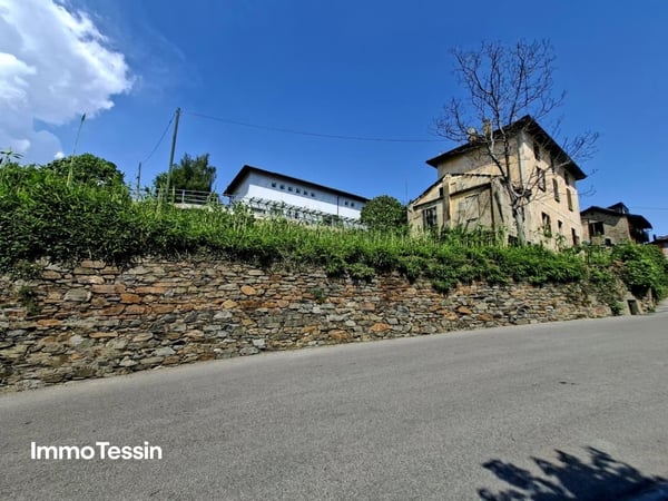 Liegenschaft zum Sanieren mit atemberaubender Fernsicht in die Tessiner Bergwelt in der Nähe von Lugano 2