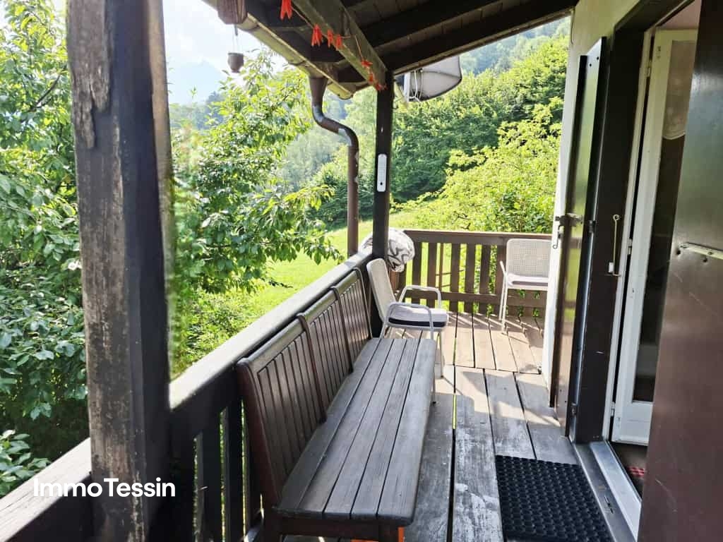 Immobilie in Corzoneso - Gemütliches Tessiner Rustico an ruhiger Lage mit fantastischer Berg und Talsicht ins Bleniotal - Bild 1