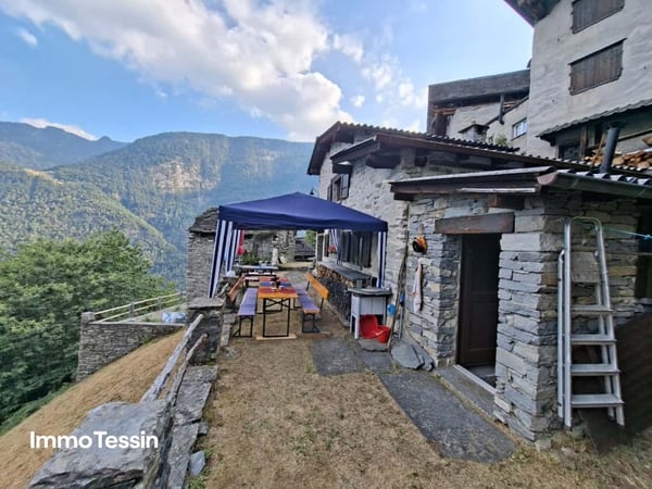Charaktervolles Rustico an spektakulärer Aussichtslage auf einer authentischen Tessiner Alp im oberen Maggiatal 1