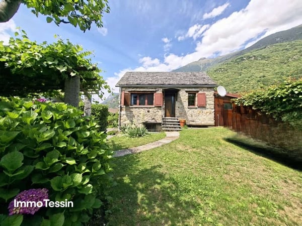 Wunderschönes und typisches Tessiner Haus vollständig renoviert und an sehr guter Lage mit grossem Grundstück 1