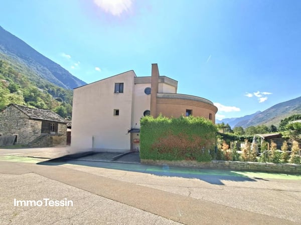 Fantastisches Mario Botta Haus im Bleniotal mit 2 Wohnungen an Top Lage mit freier Sicht in die Tessiner Bergwelt 3