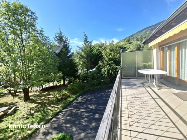 Haus mit 2 Wohnungen an ruhiger Lage und fantastischer Weitsicht ins Grüne sowie grossem Garten 1