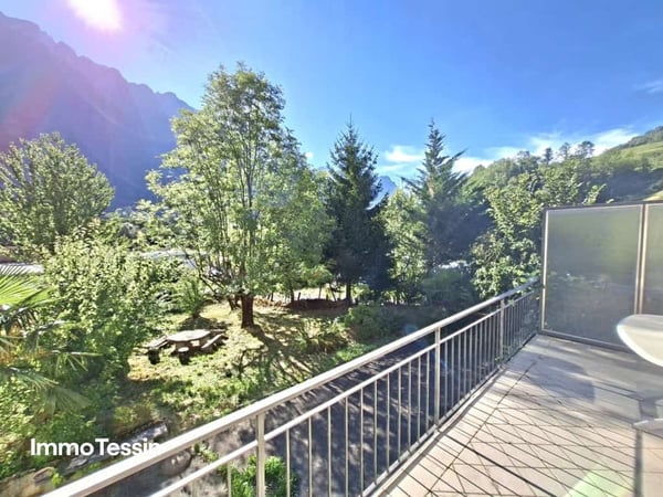 Haus mit 2 Wohnungen an ruhiger Lage und fantastischer Weitsicht ins Grüne sowie grossem Garten 2