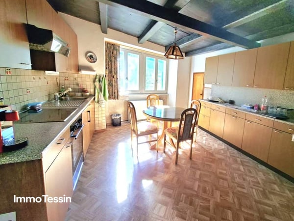 Haus mit 2 Wohnungen an ruhiger Lage und fantastischer Weitsicht ins Grüne sowie grossem Garten 9