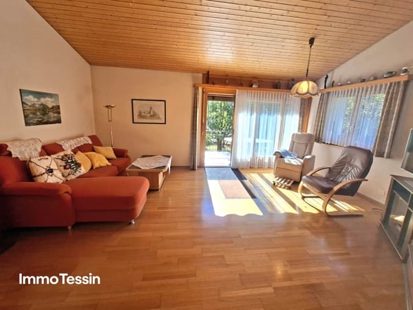 Haus mit 2 Wohnungen an ruhiger Lage und fantastischer Weitsicht ins Grüne sowie grossem Garten 8