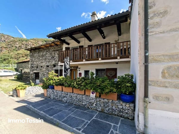 Gemütliches Tessiner Haus komplett renoviert an ruhiger Lage mit schönem Weitblick, Terrasse und Balkon 1