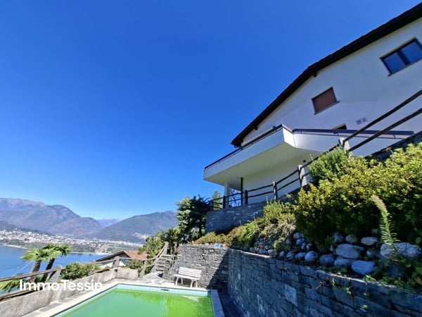 Wunderschöne Villa mit Pool und Einliegerwohnung an exklusiver Aussichtslage mit fantastischer 180 Grad Seesicht über den Lago Maggiore 3