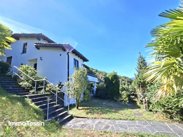 Wunderschöne Villa mit Pool und Einliegerwohnung an exklusiver Aussichtslage mit fantastischer 180 Grad Seesicht über den Lago Maggiore 4