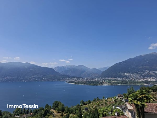 Wunderschöne Villa mit Pool und Einliegerwohnung an exklusiver Aussichtslage mit fantastischer 180 Grad Seesicht über den Lago Maggiore 2