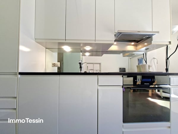 Top Preis & Zweitwohnsitz: Renovierte Ferienwohnung an bester Lage mit Seesicht und nahe der Promenade von Locarno 12
