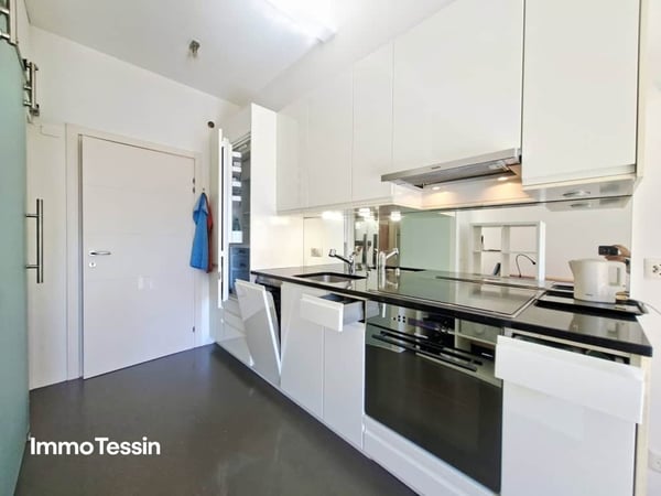 Top Preis & Zweitwohnsitz: Renovierte Ferienwohnung an bester Lage mit Seesicht und nahe der Promenade von Locarno 11