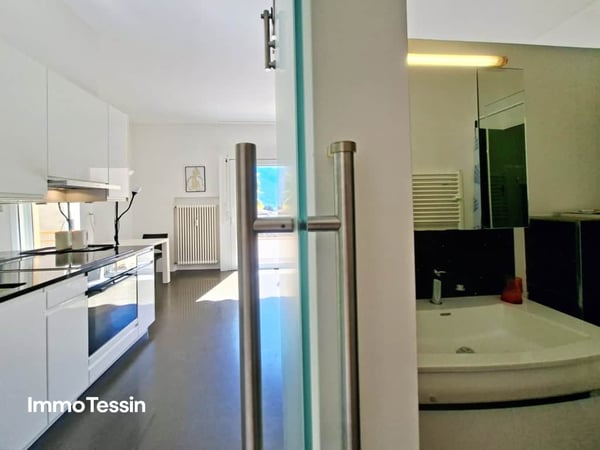 Top Preis & Zweitwohnsitz: Renovierte Ferienwohnung an bester Lage mit Seesicht und nahe der Promenade von Locarno 13