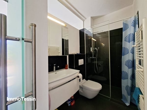 Top Preis & Zweitwohnsitz: Renovierte Ferienwohnung an bester Lage mit Seesicht und nahe der Promenade von Locarno 10