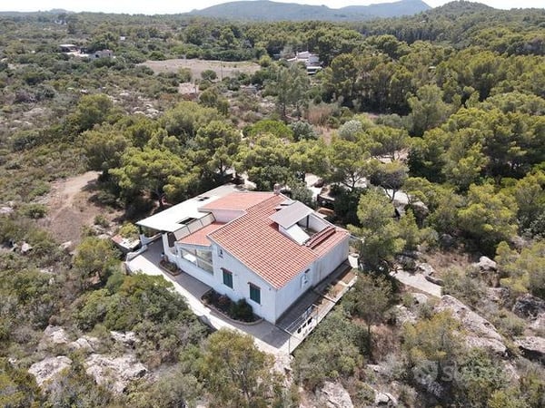 Villetta con Dépendance e Ampio Terreno a Carloforte, Sardegna 1