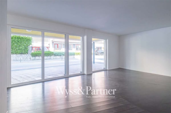 Tenero - pratico spazio commerciale in centro 6