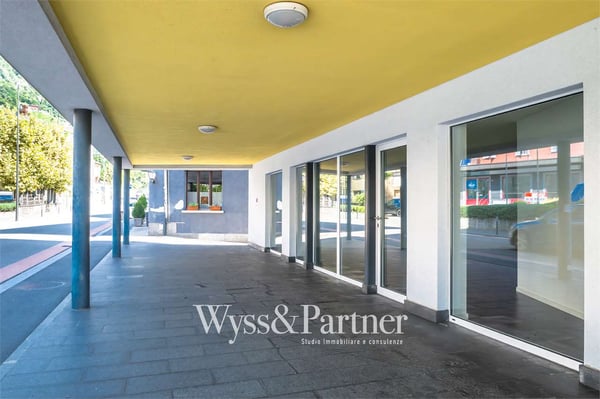 Tenero - pratico spazio commerciale in centro 1