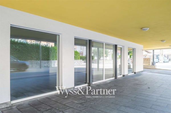 Tenero - pratico spazio commerciale in centro 7