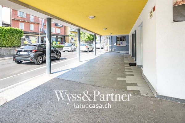 Tenero - pratico spazio commerciale in centro 3