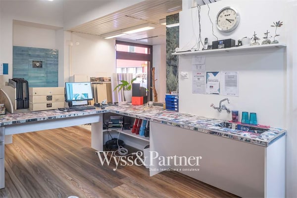 Muralto - Ampio spazio commerciale in affitto 1