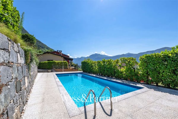 Agarone - Graziosa casa su tre livelli con giardino privato e piscina