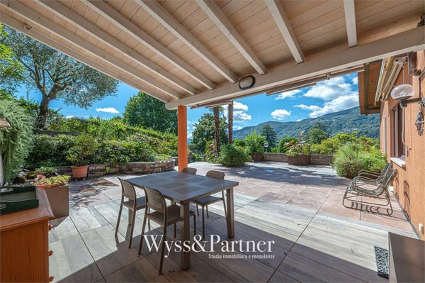 Casa su 3 livelli con terrazza e giardino a Vezia 13