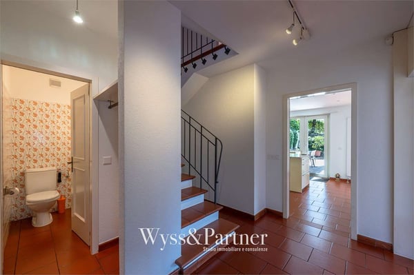 Casa su 3 livelli con terrazza e giardino a Vezia 5