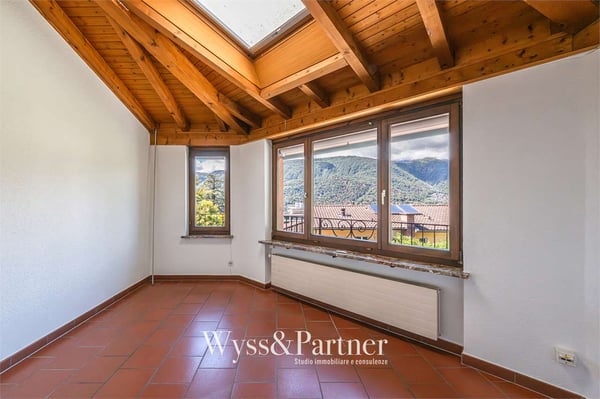 Casa su 3 livelli con terrazza e giardino a Vezia 11