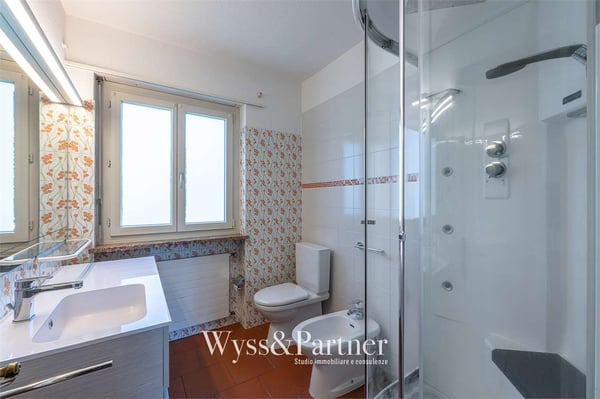 Casa su 3 livelli con terrazza e giardino a Vezia 9