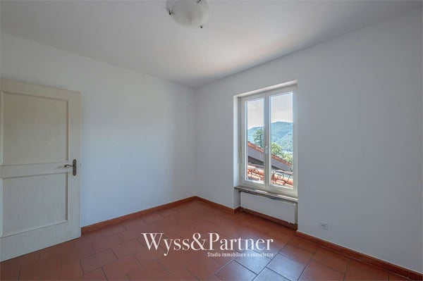 Casa su 3 livelli con terrazza e giardino a Vezia 8