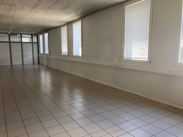 MEZZOVICO - Ufficio moderno di 4 locali 4