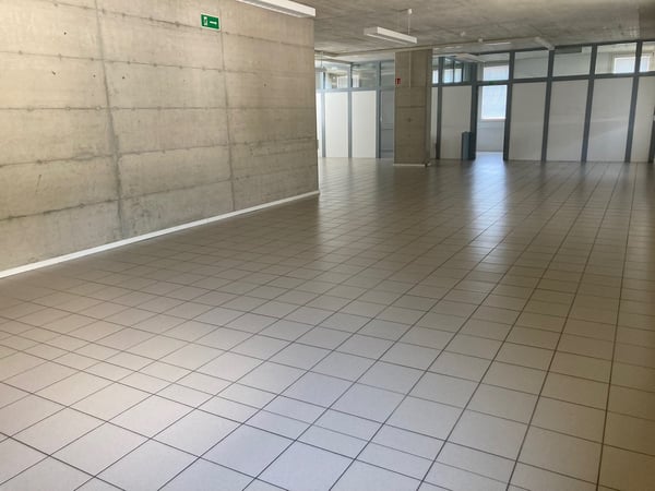 MEZZOVICO - Ufficio moderno e funzionale 4