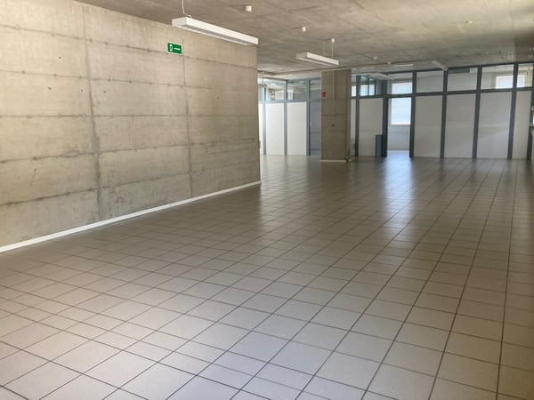 MEZZOVICO - Ufficio moderno e funzionale 5